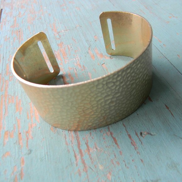 BOHO Chunky Wide Hammered Gold Tone Cuff Bangle Bracelet ONE SIZE FITS MOST - Picture 1 of 7